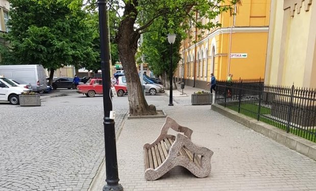 Знищено десяток штучних клумб та лавочок: у Берегові п’ятеро ромів напали на центральну частину міста