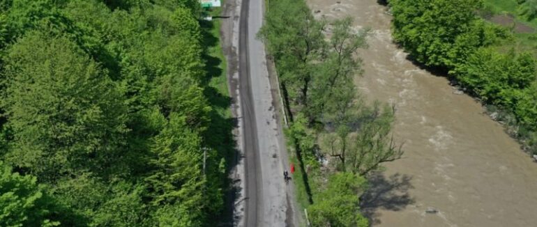 Цікава знахідка у Рахові: під асфальтом виявили залізничні рейки