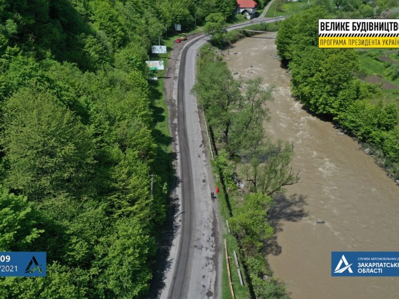 Цікава знахідка у Рахові: під асфальтом виявили залізничні рейки