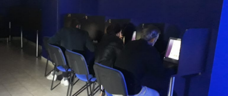 Вирішив відімстити за програш: на Закарпатті чоловік здав поліції заклад з ігровими автоматами, в якому витратив гроші