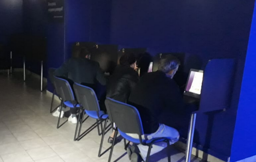 Вирішив відімстити за програш: на Закарпатті чоловік здав поліції заклад з ігровими автоматами, в якому витратив гроші