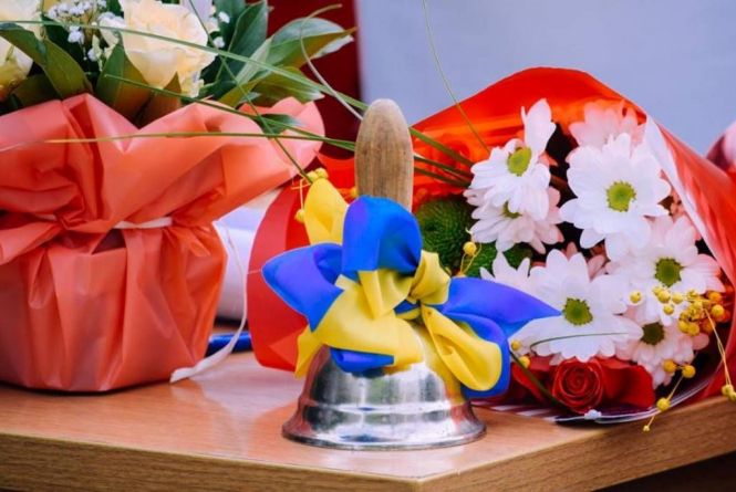 Останній дзвоник 2021: відомі дати та паради випускників у Мукачеві