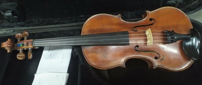 Подробиці раритетної контрабанди: через кордон Закарпаття 47-річний іноземець хотів провезти старовинну скрипку