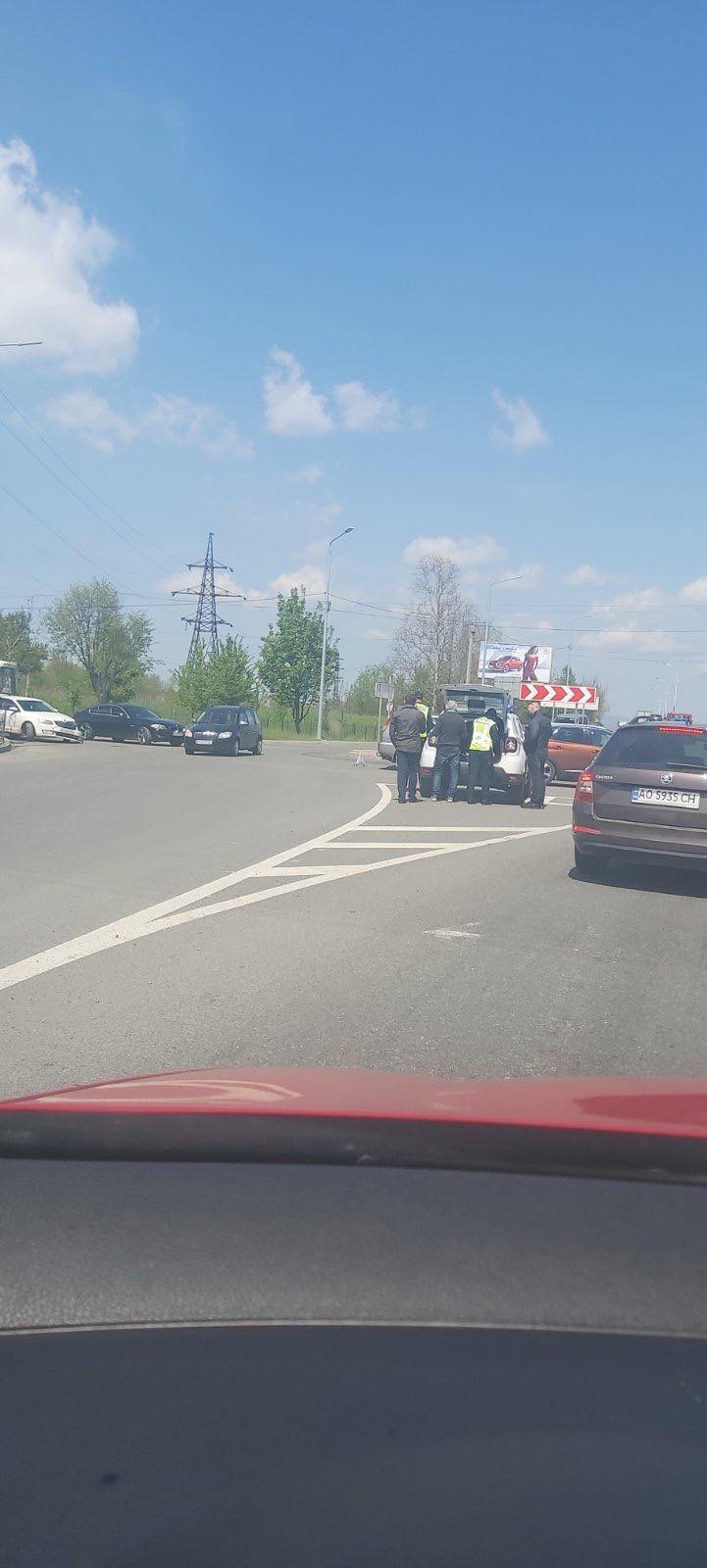 У Мукачеві на прехресті сталося ДТП за участю кількох автомобілів