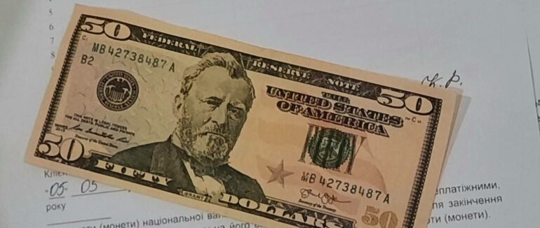 В Мукачеві молодик намагався обміняти фальшиві долари