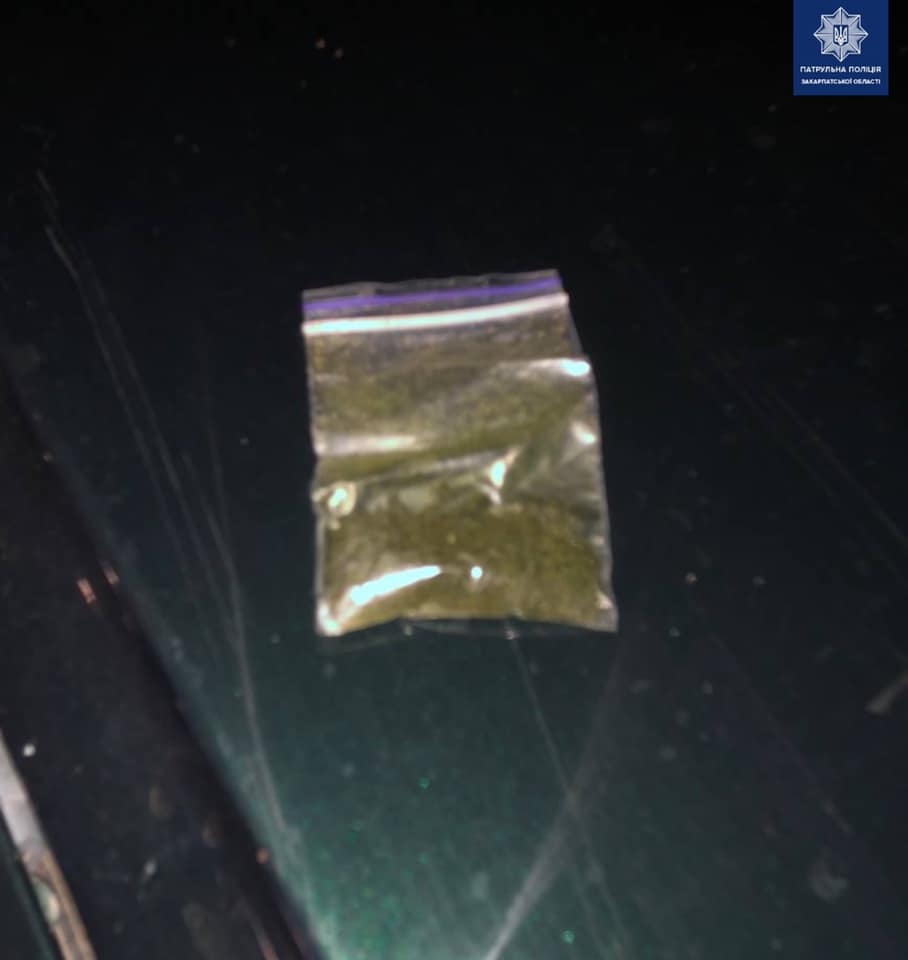 "Одним пострілом - двох зайців": в Ужгороді патрульні зупинили водія-порушника а в його пасажира виявили наркотики