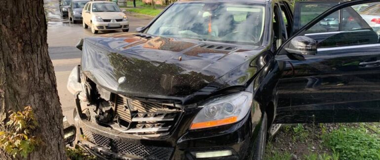 ДТП в Ужгороді: ВАЗ зіткнувся із Мерседесом