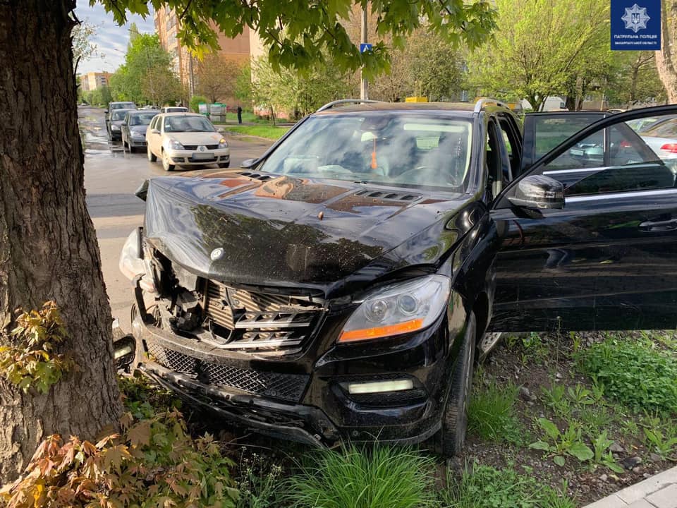 ДТП в Ужгороді: ВАЗ зіткнувся із Мерседесом