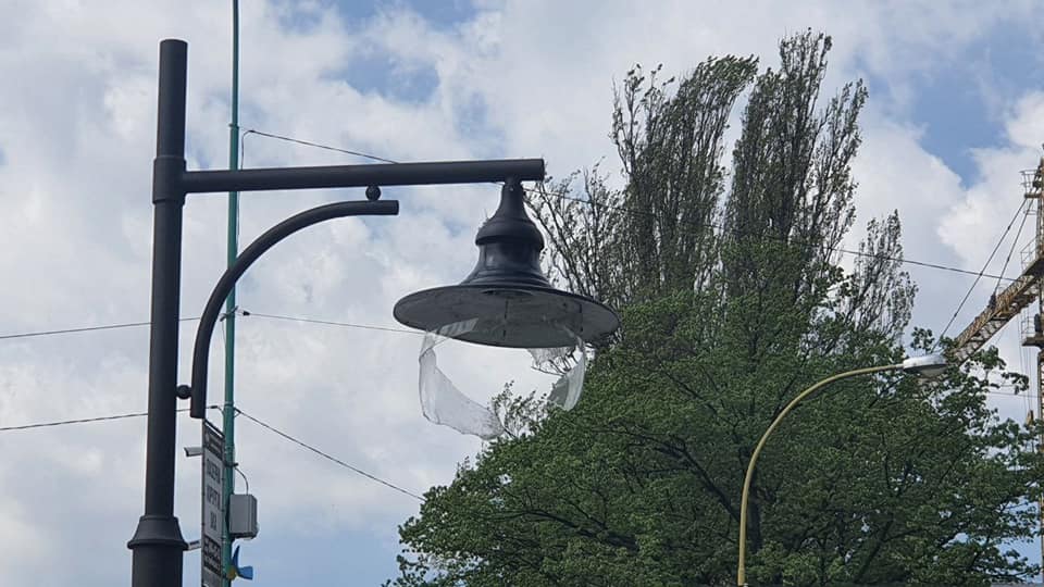 В Ужгороді вандали пошкодили вуличні ліхтарі