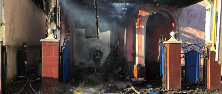 Пожежа на Тячівщині: рятувальникам вдалося врятувати два житлові будинки