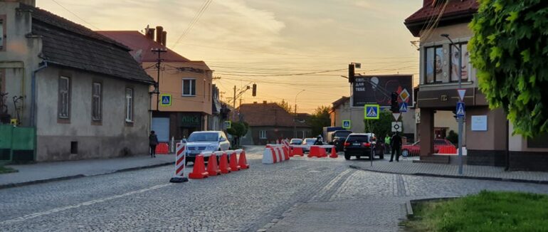 У Мукачеві на одному з перехресть міста розпочато встановлення кругового руху