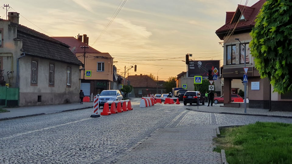У Мукачеві на одному з перехресть міста розпочато встановлення кругового руху