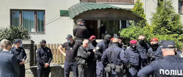 Озброєні автоматичною зброєю: закарпатська поліція штурмує офіс Ужанського нацпарку