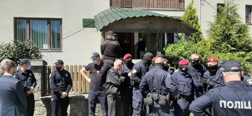 Озброєні автоматичною зброєю: закарпатська поліція штурмує офіс Ужанського нацпарку