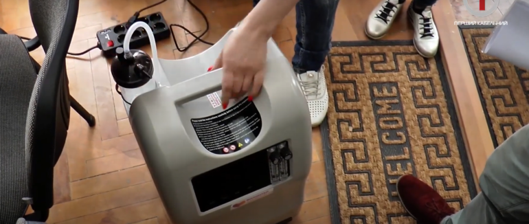 Безоплатно отримати в оренду кисневі концентратори можна завдяки волонтерському центру Ужгорода