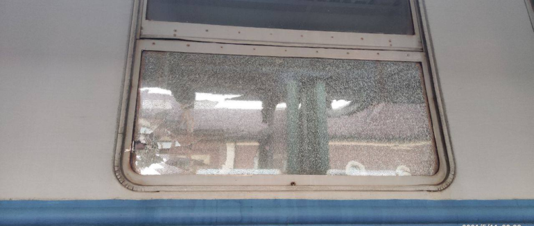 В Ужгороді особи ромського походження закидали камінням електричку