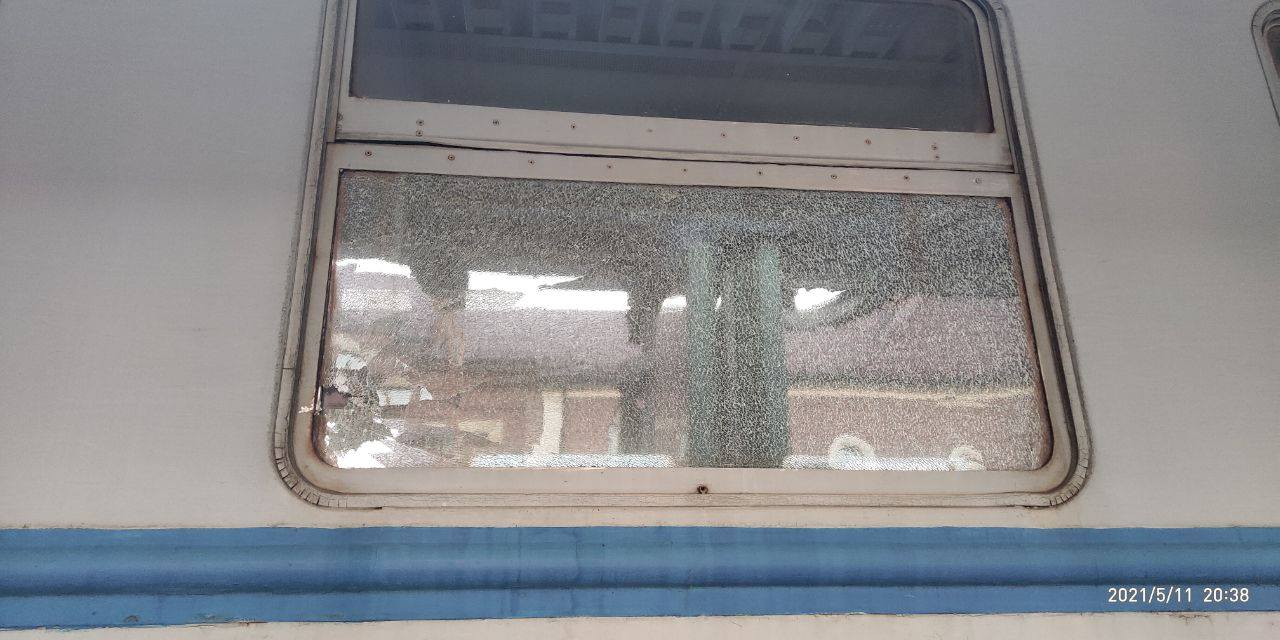 В Ужгороді особи ромського походження закидали камінням електричку