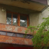 Матері мукачівського депутата розбили вікна балкону