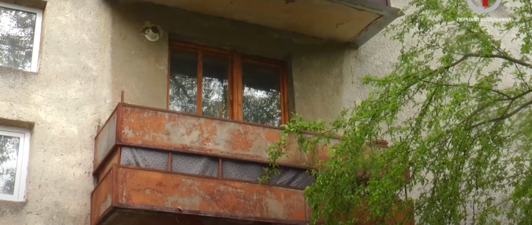 Матері мукачівського депутата розбили вікна балкону