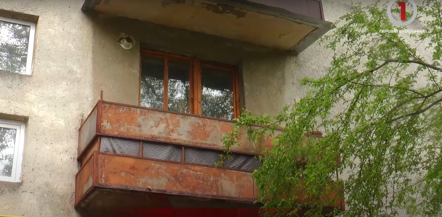 Матері мукачівського депутата розбили вікна балкону