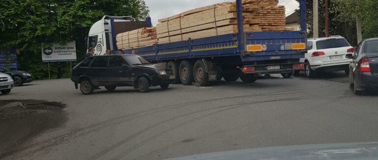 Ранкова ДТП на Мукачівщині: не розминулися ВАЗ та вантажний автомобіль