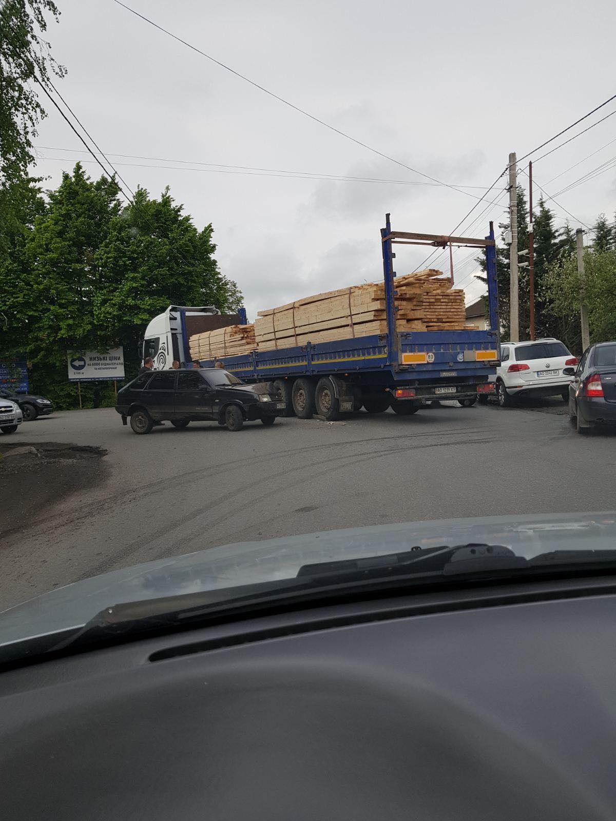 Ранкова ДТП на Мукачівщині: не розминулися ВАЗ та вантажний автомобіль