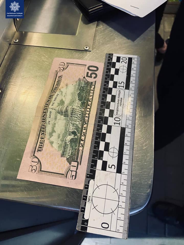 В Ужгороді чоловік намагався обміняти фальшиві 50 доларів в одному з обмінників