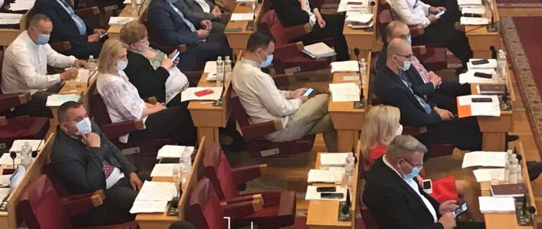 Як депутати Закарпатської обласної ради слухають Миколу Тищенко? (ВІДЕО)