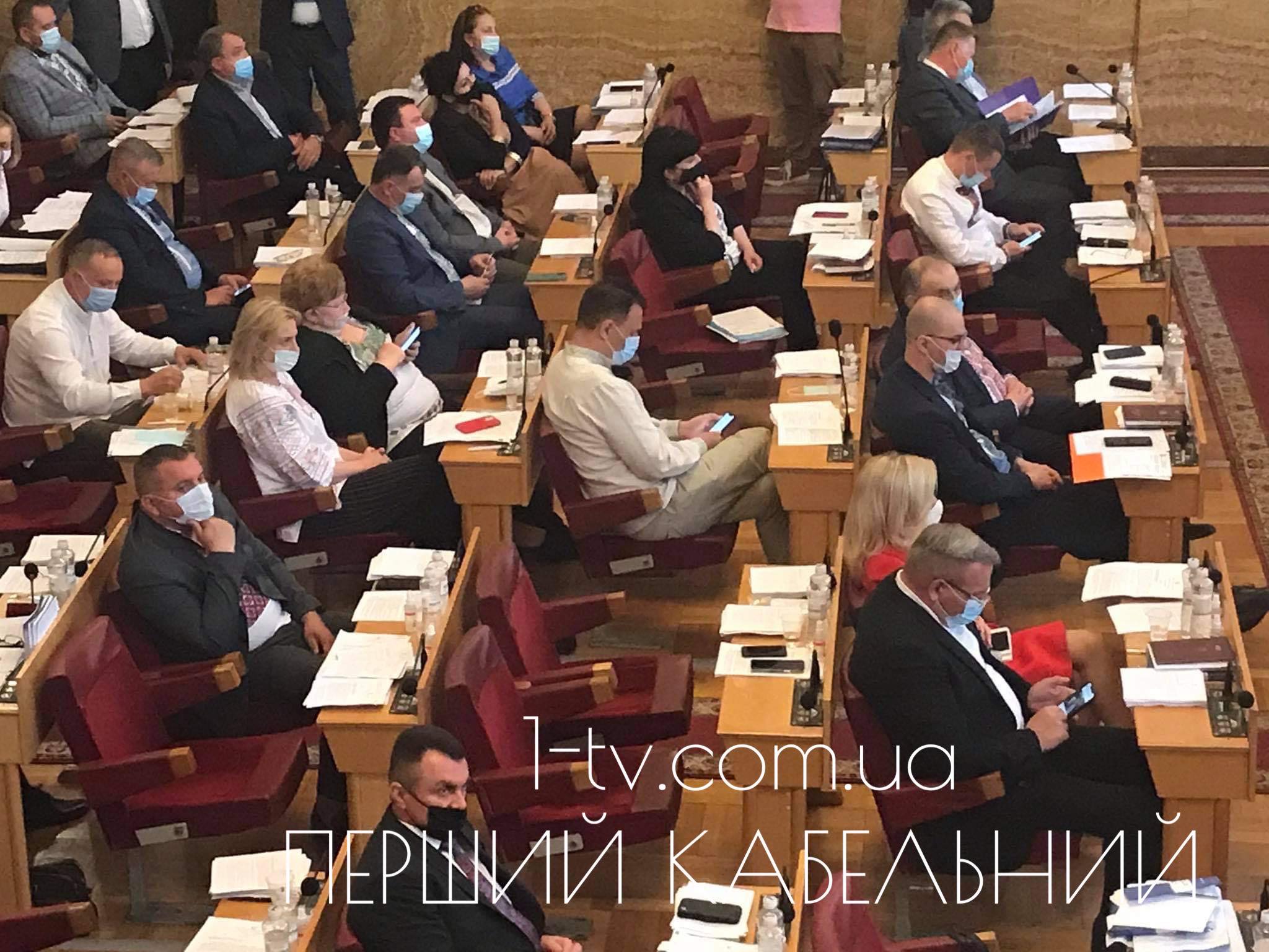 Як депутати Закарпатської обласної ради слухають Миколу Тищенко? (ВІДЕО)