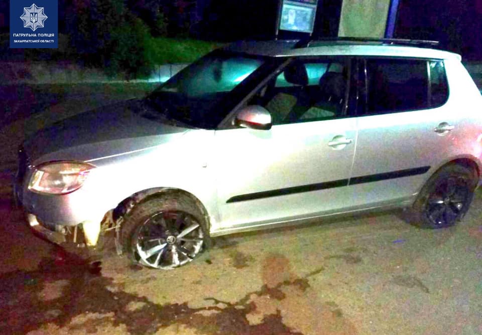 ДТП у центрі Ужгорода: нетвереза водійка зіткнулась із бетонним блоком