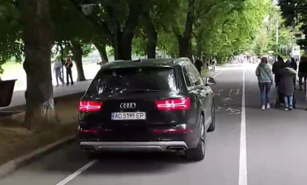 В Ужгороді автомобіль їздив набережною по велодоріжці