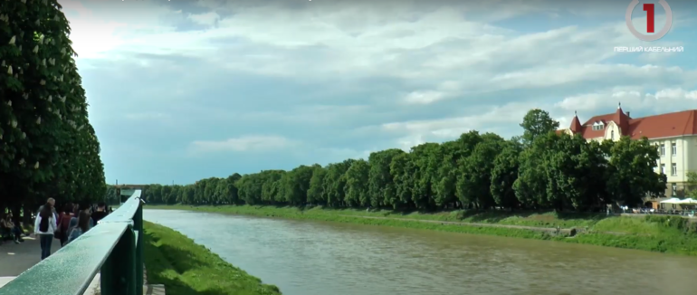 Боятися чи ні? В Ужгороді з приходом тепла активізувались змії