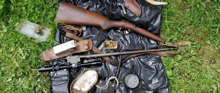 На Закарпатті затримали двох братів за незаконне зберігання зброї: мисливські рушниці, пістолет та набої різного калібру