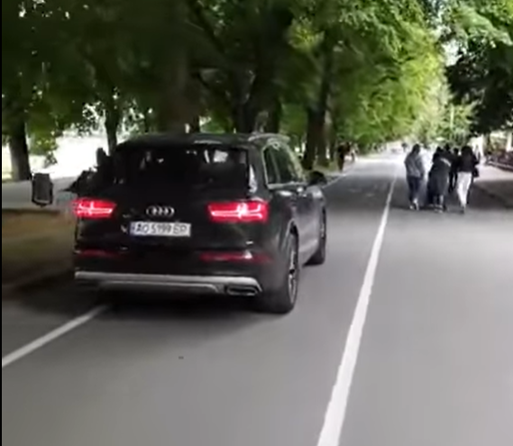 Захотіла проїхатись набережною: в Ужгороді водійка автомобіля заїхала на велодоріжку та пішохідну зону