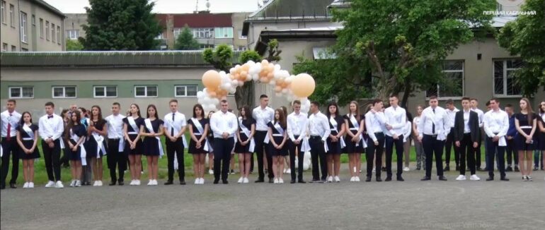Мукачівський ліцей №11 відсвяткував останній дзвінок (ФОТО; ВІДЕО)