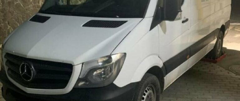 Незаконне ввезення транспорту: на Закарпатті виявили мікроавтобус з перебитим VIN-кодом