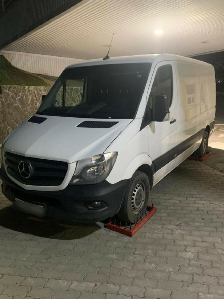 Незаконне ввезення транспорту: на Закарпатті виявили мікроавтобус з перебитим VIN-кодом