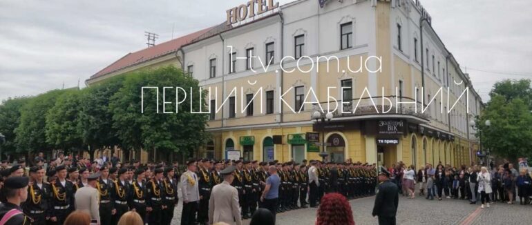 Сьогодні в Мукачеві урочисто у супроводі оркестру ліцеїсти відзначили закінчення навчального року