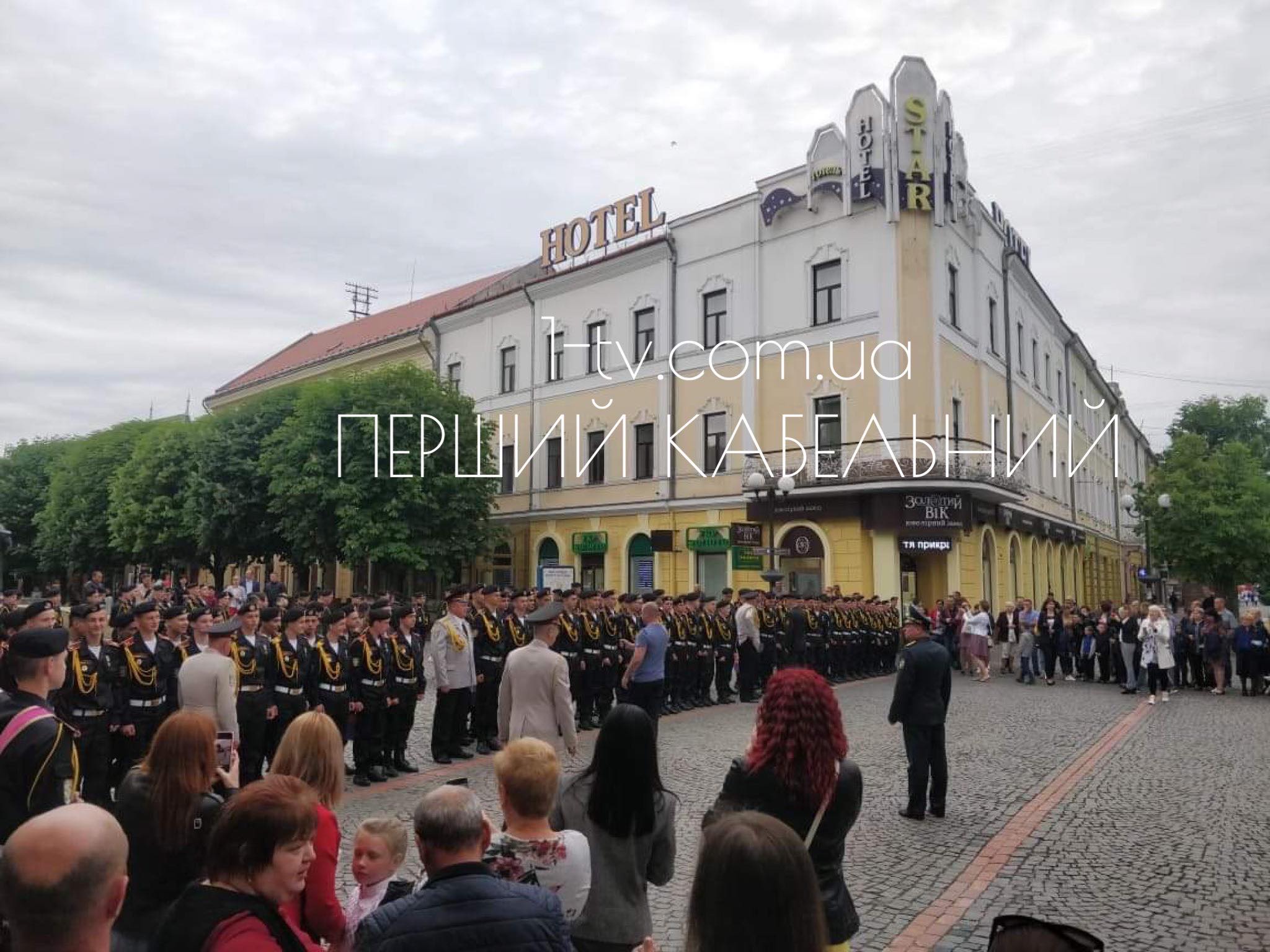 Сьогодні в Мукачеві урочисто у супроводі оркестру ліцеїсти відзначили закінчення навчального року