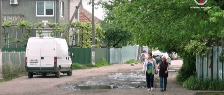 Один з найстаріших мікрорайонів Ужгорода чекає на ремонт доріг (ФОТО; ВІДЕО)