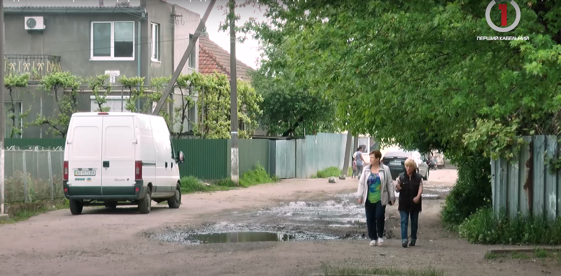 Один з найстаріших мікрорайонів Ужгорода чекає на ремонт доріг (ФОТО; ВІДЕО)