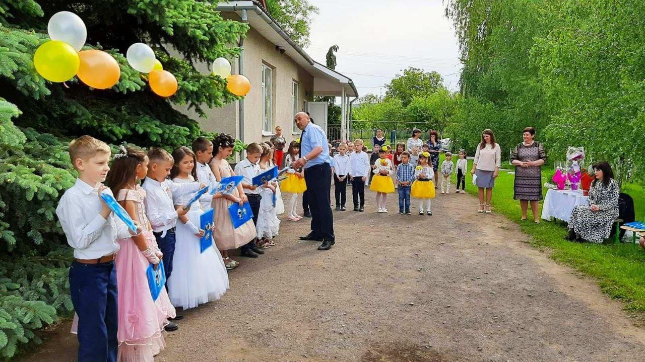 Приємний сюрприз до останнього дзвоника: на Мукачівщині представники політсили "ОП-ЗЖ" вручили дітям подарунки