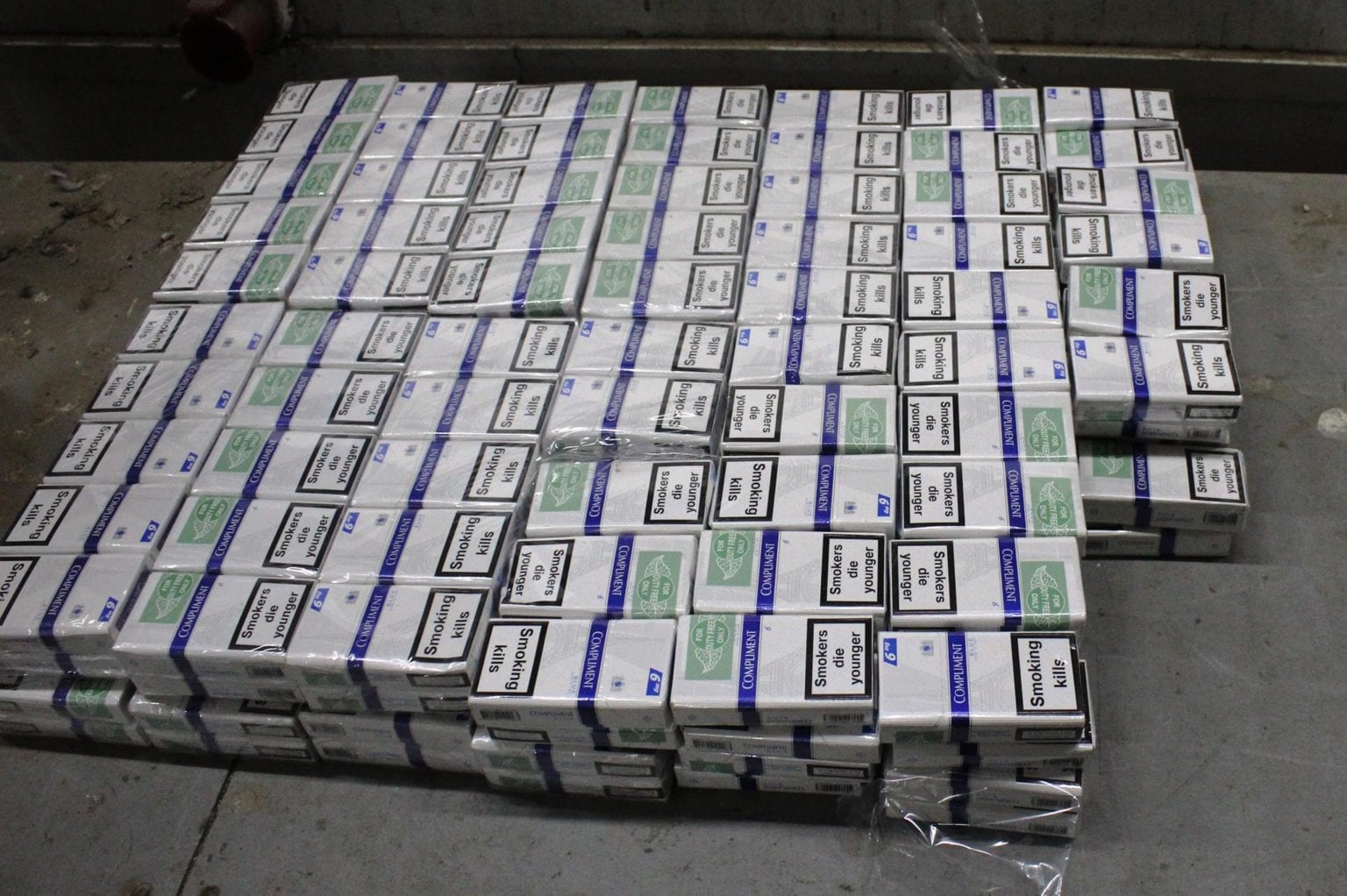 Тютюнова контрабанда на Закарпатті: у легковику чоловіка виявили чималу партію