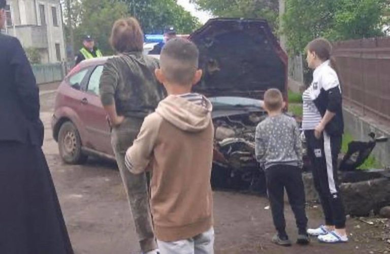 На Ужгородщині автомобіль влетів в паркан