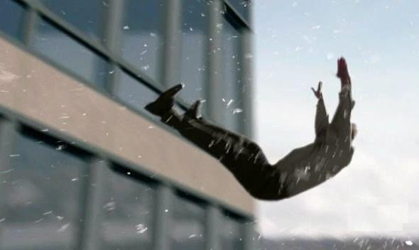 Алкоголь врятував життя: у Мукачеві чоловік впав з 5-го поверху