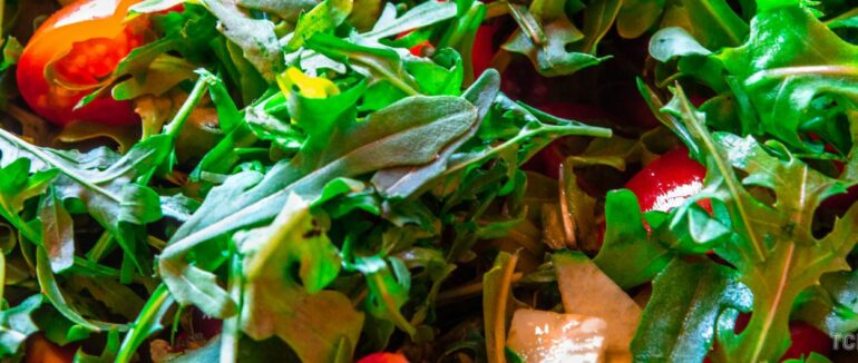 Вітамінний салат з весняної зелені