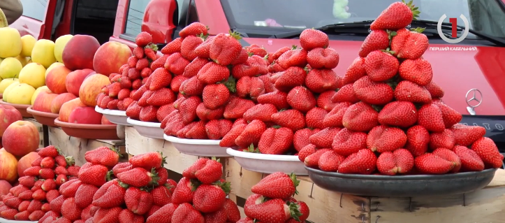 Ароматна та смачна: на Закарпатті стартував сезон продажу полуниці (ФОТО, ВІДЕО)