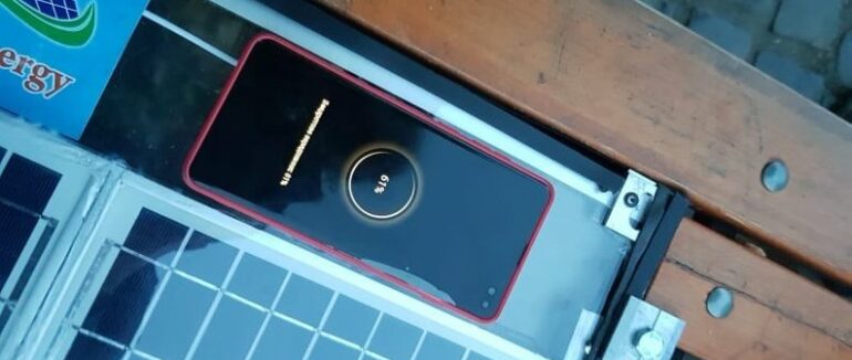 В Ужгороді відремонтували лавку із сонячними батареями