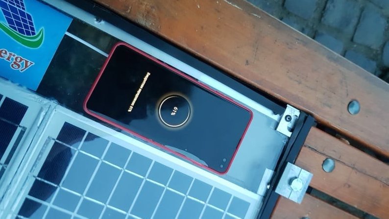 В Ужгороді відремонтували лавку із сонячними батареями