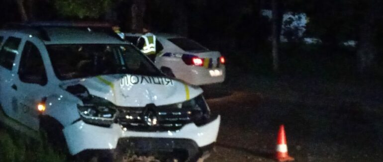 Нічна аварія в Ужгороді: поліцейське авто врізалося в дерево